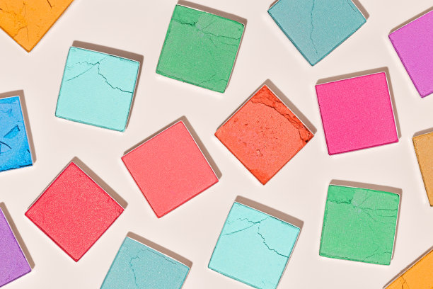 美妆产品彩色眼影，以米色为背景，复制空间，极简风格的平面布局，从设定的色板，化妆品纹理近距离，俯视图，美观的化妆品图案图片下载