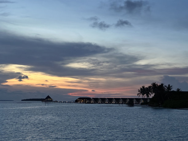 马尔代夫日落时的水上别墅图片下载
