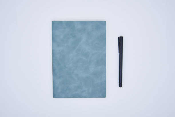 白色背景上的笔和笔记本图片下载