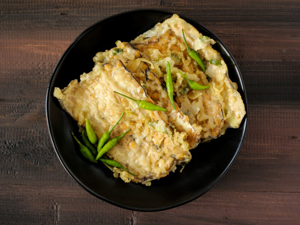 Tempe Mendoan配新鲜的青辣椒。图片下载