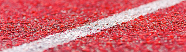 红色橡胶运行红色轨道纹理近距离。中间的白色单线。选择焦点，复制空间，横幅。图片下载