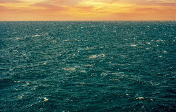 海洋，大海，背景和纹理。日落蓝色的海水波浪。蓝色的海水照片背景纹理与波纹图片下载