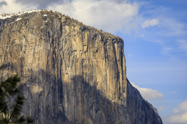 加州约塞米蒂国家公园，标志性的埃尔卡皮坦岩层与雪图片下载