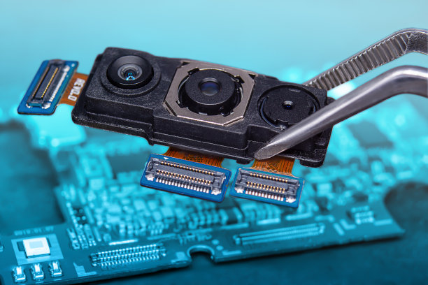 拿着镊子的智能手机三重摄像头的特写图片下载