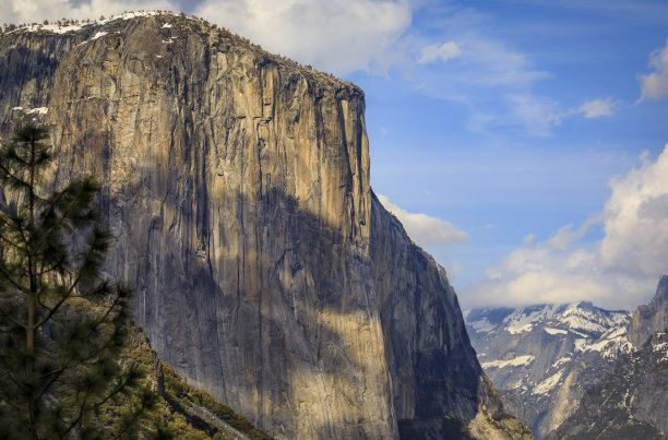 加州约塞米蒂国家公园，标志性的埃尔卡皮坦岩层与雪图片下载