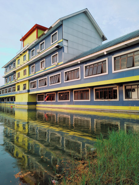 五彩建筑的倒影。图片下载