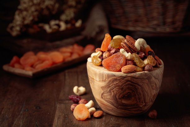 木桌上放着干果和各种坚果。图片下载