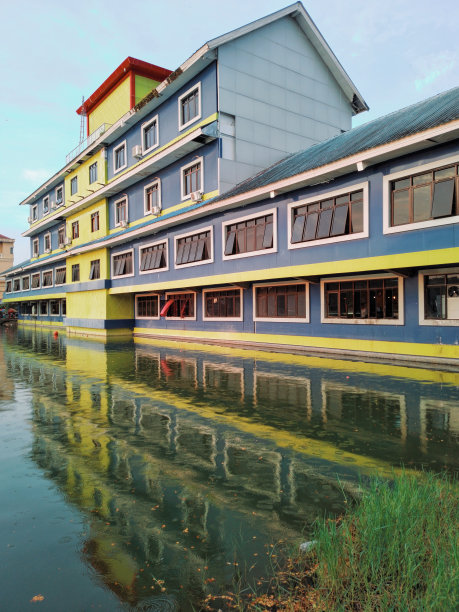 五彩建筑的倒影。图片下载