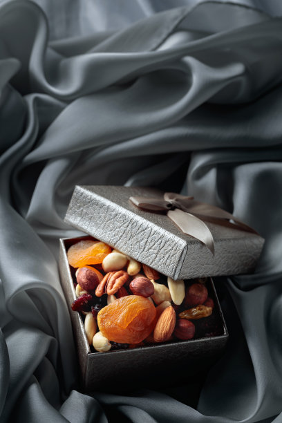 礼品盒里的干果和坚果。图片下载