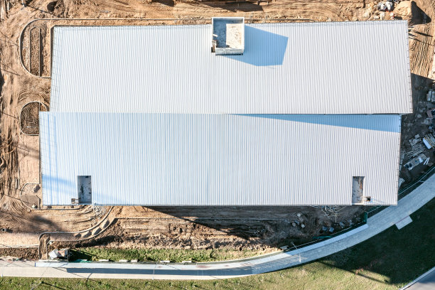 波纹金属屋顶的鸟瞰图。新的多层停车场正在建设中。图片下载