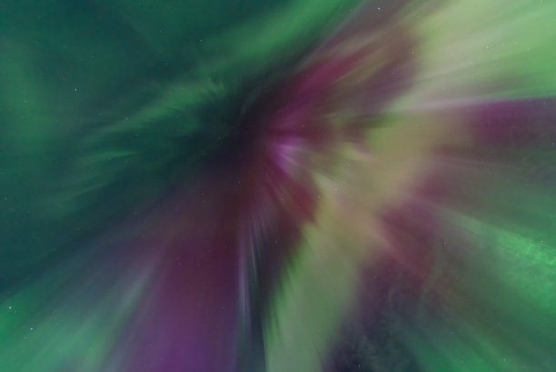 加拿大萨斯喀彻温省上空的北极光图片下载