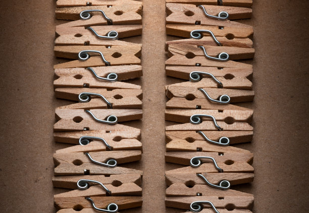 木制衣夹的顶视图隔离在棕色的纸背景图片下载