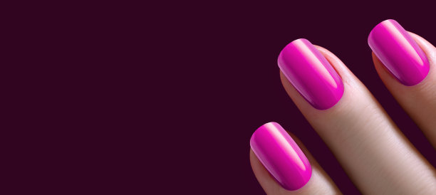 黑色背景上的长指甲上涂着粉色指甲油。图片下载