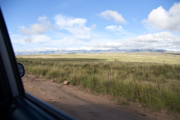 从一辆行驶在阿根廷科尔多瓦的洛斯吉甘蒂斯的汽车的窗户看出去的风景图片下载