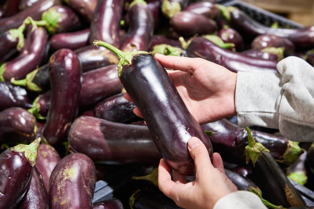 店内顾客手中的茄子图片下载