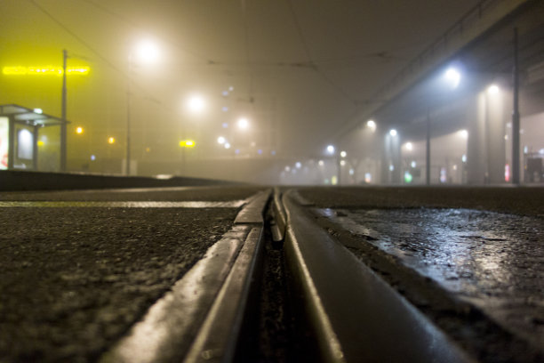 多云夜晚的电车轨道图片下载