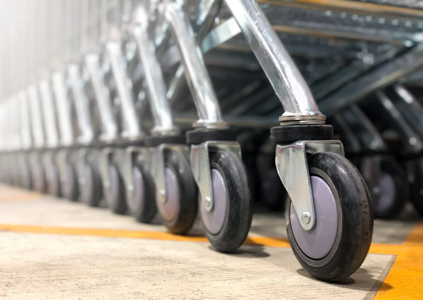 大超市里一排空的购物车图片下载