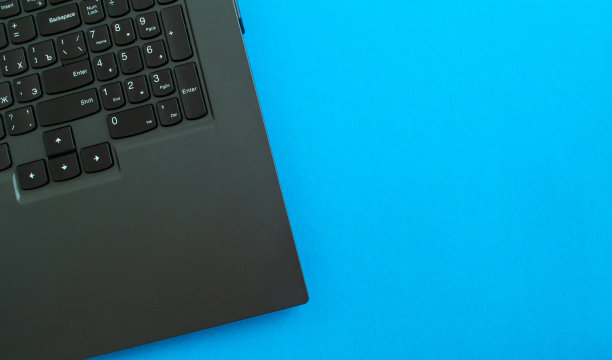 桌面。蓝色背景的笔记本电脑。图片下载