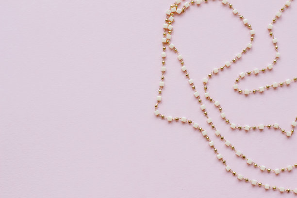背景针线活和珠宝，DIY。链珠。模糊的效果。弱的焦点。图片下载