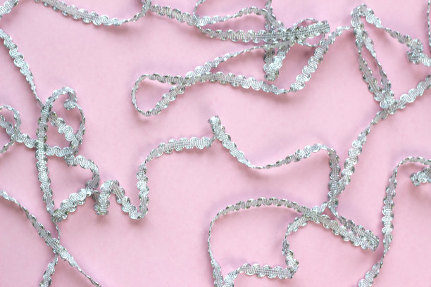 针线活和缝纫大师的背景，绣有线的缎带。DIY。模糊的效果。弱的焦点。手工和机器刺绣。磁带图片下载