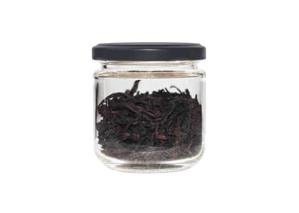 在透明的玻璃罐中晾干茶叶。图片下载