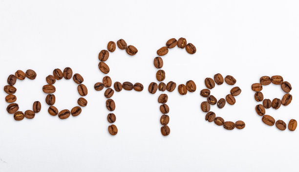 英文铭文，咖啡，在一个白色的背景上排列的咖啡豆图片下载