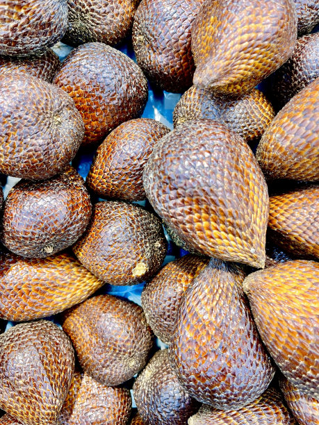 超市货架上的蛇果或萨拉卡图片下载