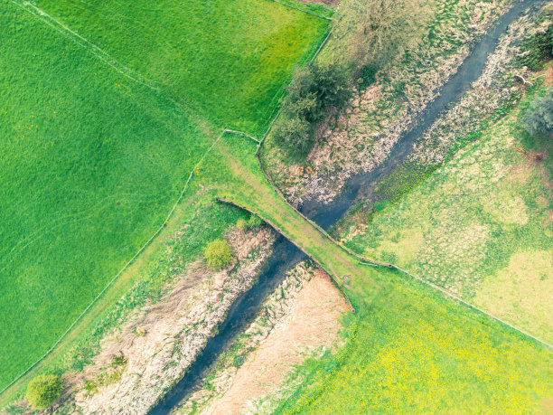 无人机俯瞰一个非常古老的渡口，现在被草覆盖。图片下载
