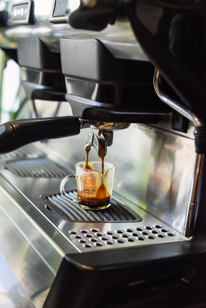 咖啡机在一个杯子里煮浓咖啡特写图片下载