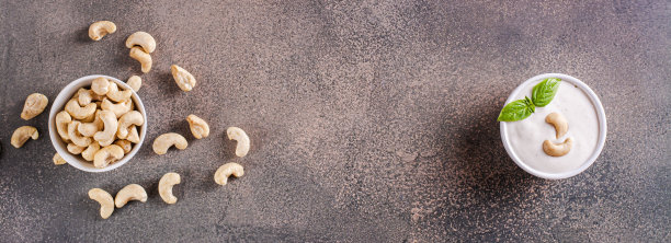 新鲜的腰果酱与罗勒在一个碗素食饮食顶部视图网页横幅图片下载