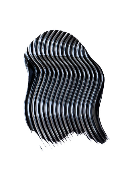 在白色底色上涂上黑色睫毛膏的化妆品图片下载