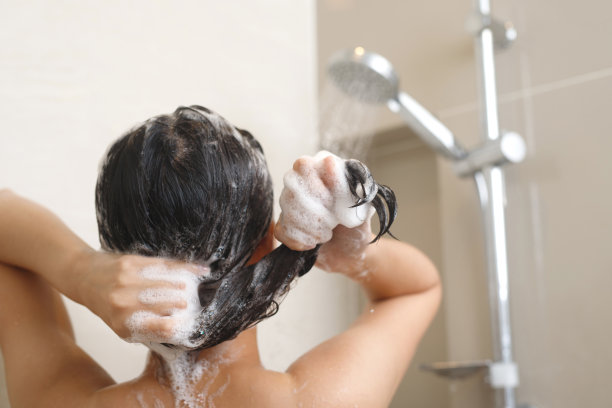 正在洗澡并用洗发水洗头的妇女图片下载