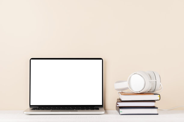 笔记本电脑与空白屏幕为您的消息，应用程序或网络图片下载