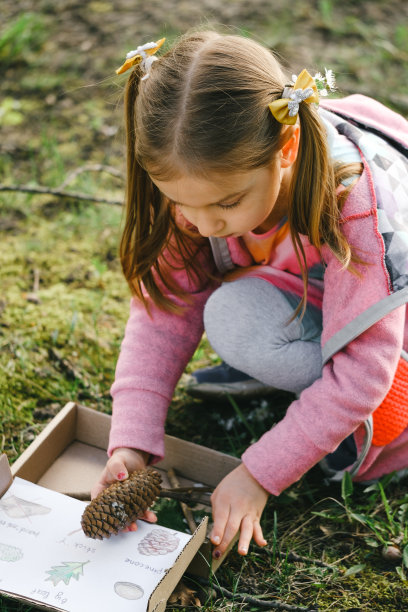 自然教育。有趣的儿童户外活动图片下载