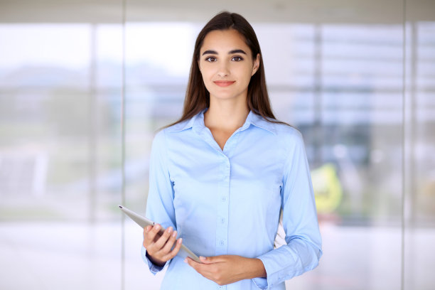年轻的黑发女商人或女学生在看镜头图片下载