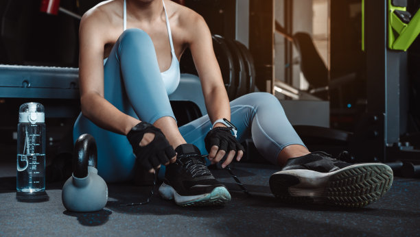 女性在健身房锻炼健身休息训练后放松运动用壶铃，哑铃和水瓶健康的生活方式健身。图片下载