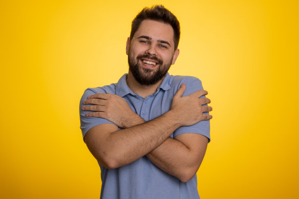 快乐的大胡子伸开双手，给你一个拥抱，愉快地表达爱意和幸福的感情图片下载