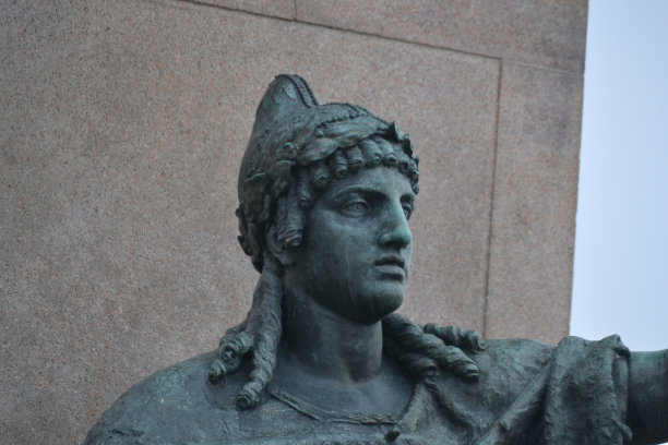 威尼斯的一座雕塑，上面有一个戴着头巾的女性代表图片下载