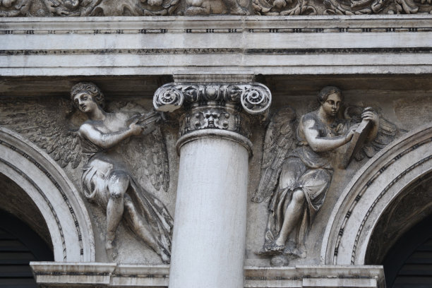 在意大利威尼斯，用人物装饰的像花环一样的建筑物大门图片下载