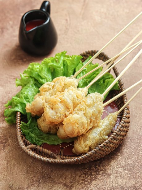 Cilor Tusuk或Aci蛋卷，印尼传统的街头食品，由鸡蛋制成图片下载