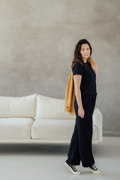 穿黄色夹克的女人图片下载