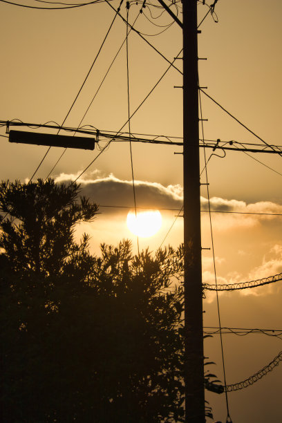 黄色朦胧的天空和日落时建筑物的剪影图片下载