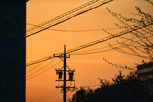 黄色朦胧的天空和日落时建筑物的剪影图片下载