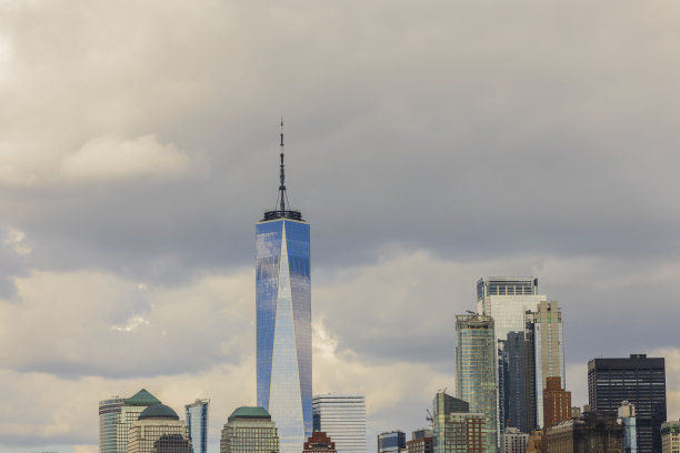 从河上俯瞰曼哈顿的美景。摩天大楼在天空与云的背景。纽约。美国。图片下载
