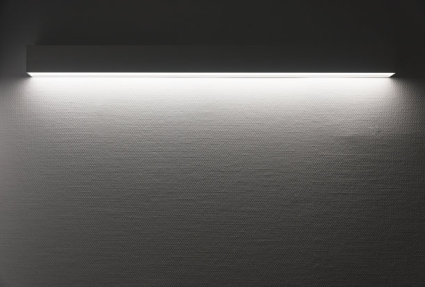 空纹理白墙与纵向光。图片下载