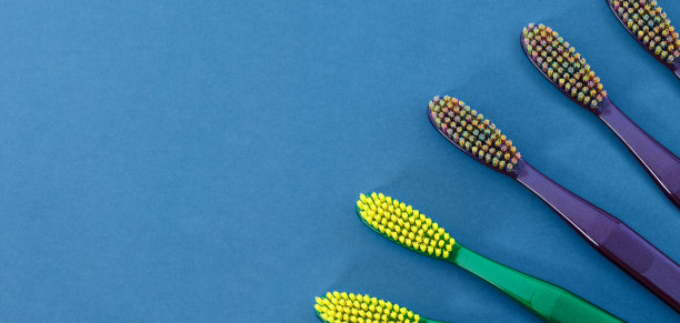 蓝色背景的牙刷。爱护牙齿，牙科理念。平放照片，复制空间，俯视图。图片下载