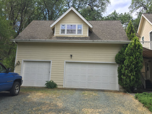 农舍车库和工作室阁楼图片下载