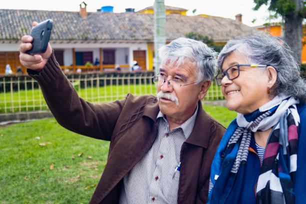 一对已婚夫妇摆姿势拍照，祖父和祖母在哥伦比亚小镇旅行图片下载
