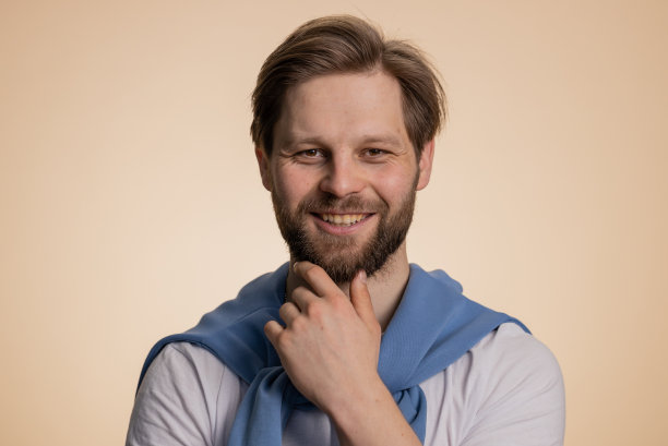 快乐平静的人微笑友好，高兴的表情，感到满意的概念好消息，庆祝胜利图片下载