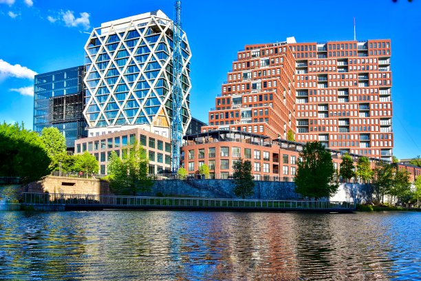 带湖的公寓建筑图片下载